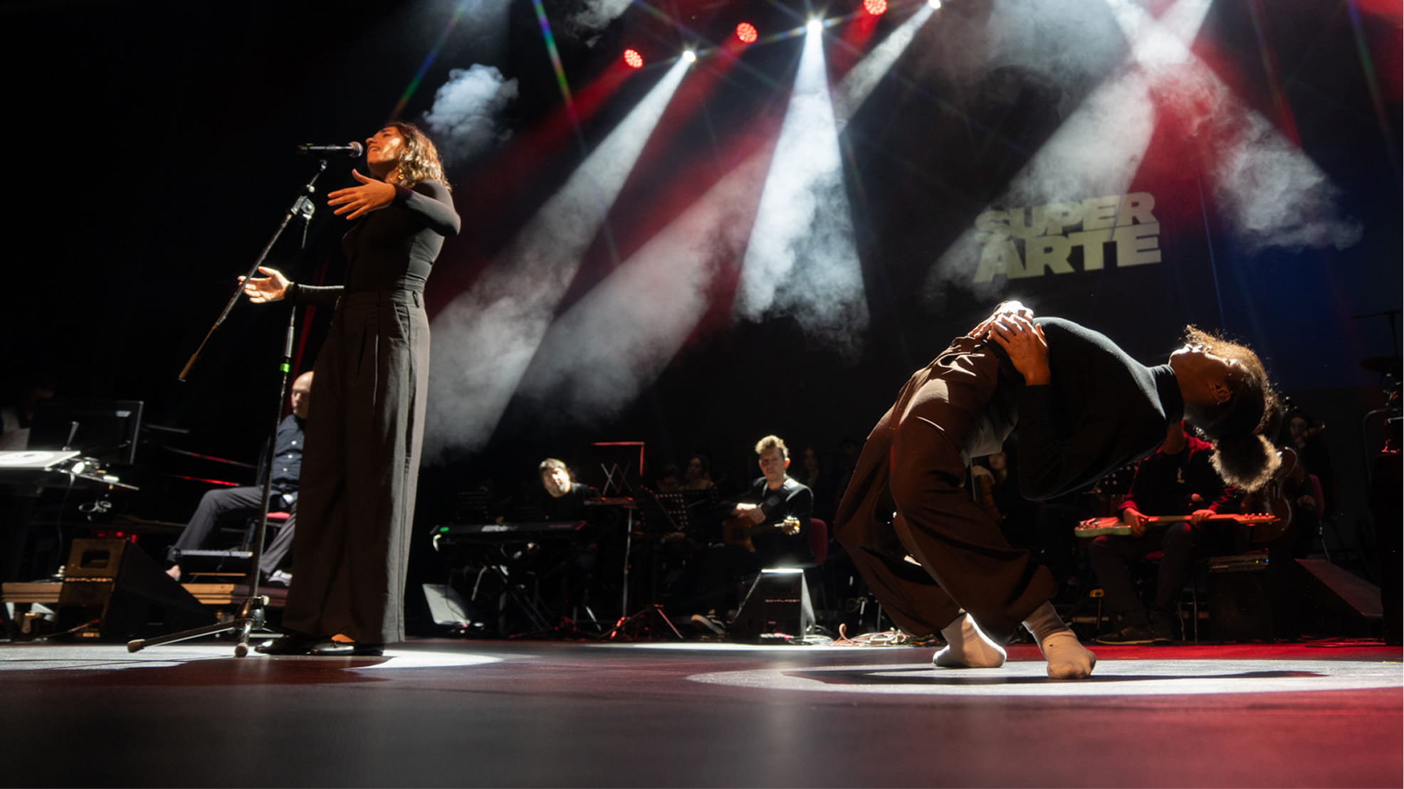 Actuación musical sobre un escenario durante el programa de becas SuperARTE.
