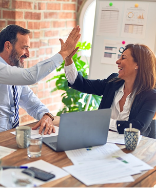 Personas trabajando en una oficina diversa, colaboración en equipo.
