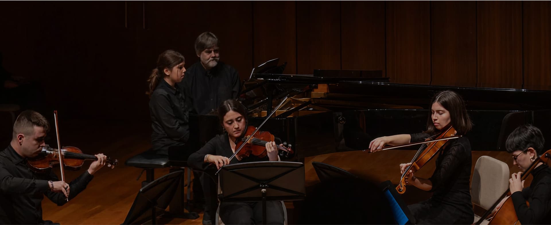 Concierto de música clásica interpretado por varios artistas sobre el escenario.