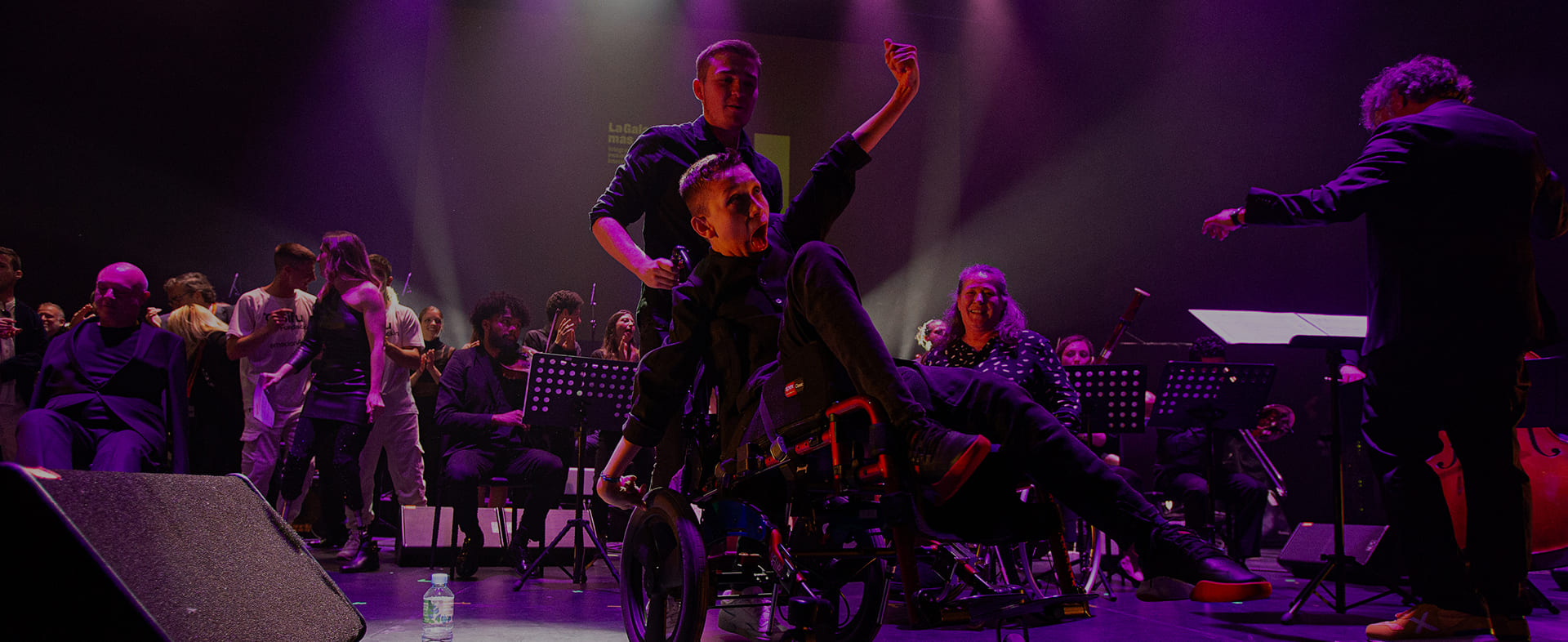 Actuación artística con músicos y bailarines durante un espectáculo SuperARTE.