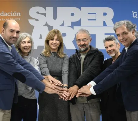 Participantes y representantes de Fundación SIFU durante la presentación del espectáculo SuperArte.