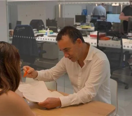 Entrevistando a una persona en un proceso de inserción laboral impulsado por Fundación SIFU.