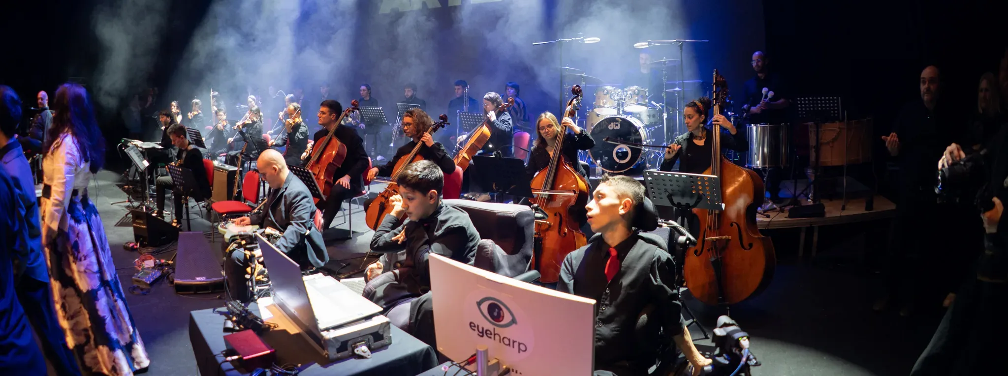 Actuación artística con músicos y bailarines durante un espectáculo SuperARTE.